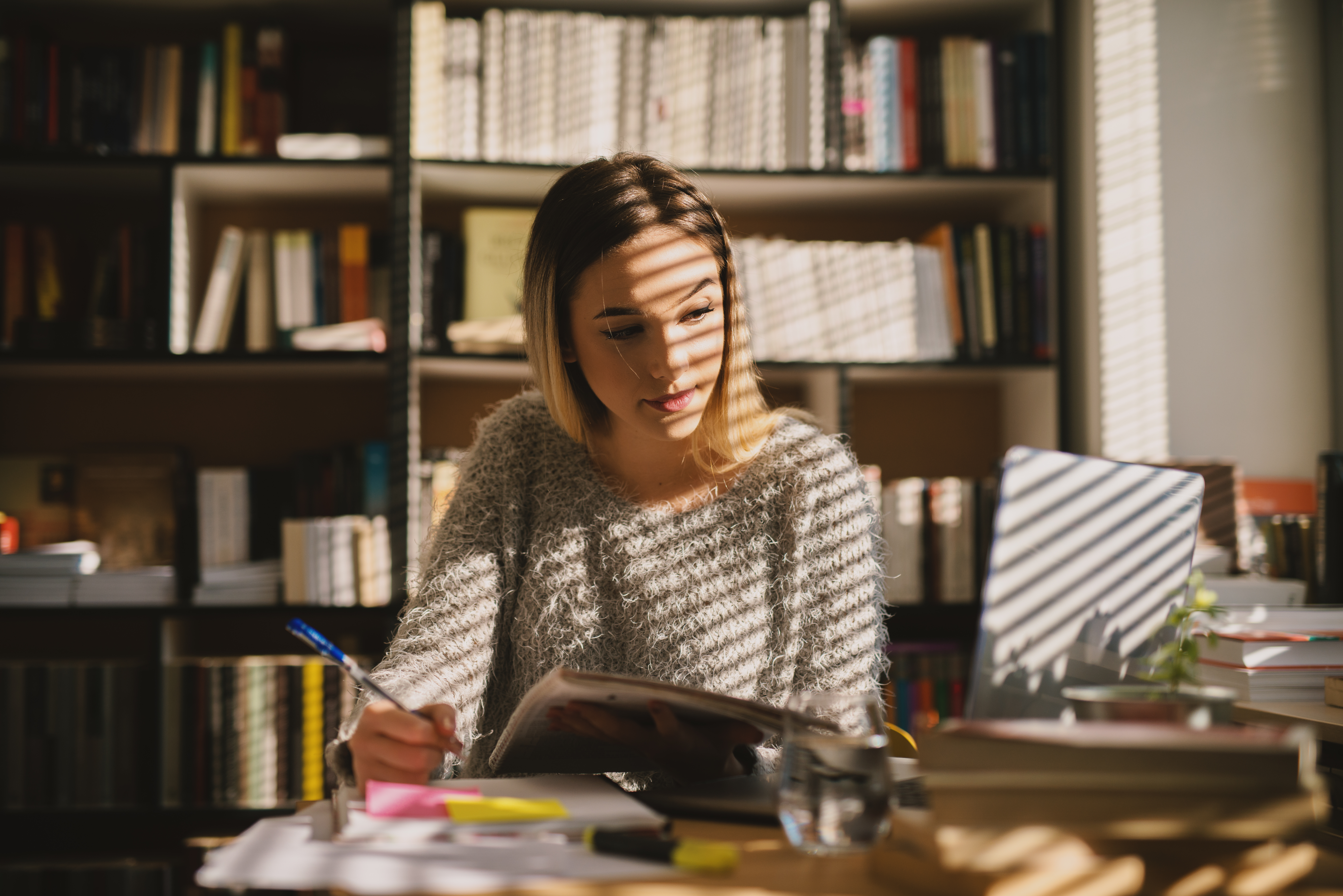 Studentin lernt in Bibliothek Studentin lernt in Bibliothek